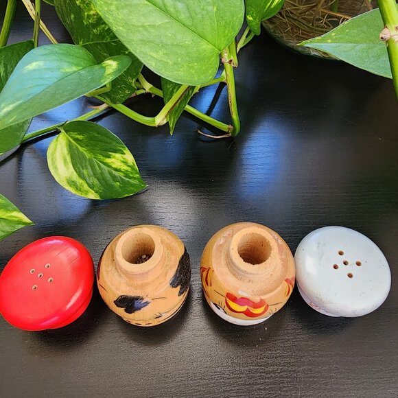 Vintage Salty Peppy Handpainted Carved Salt n Pepper Shakers Mini Short Small - Picture 8 of 11